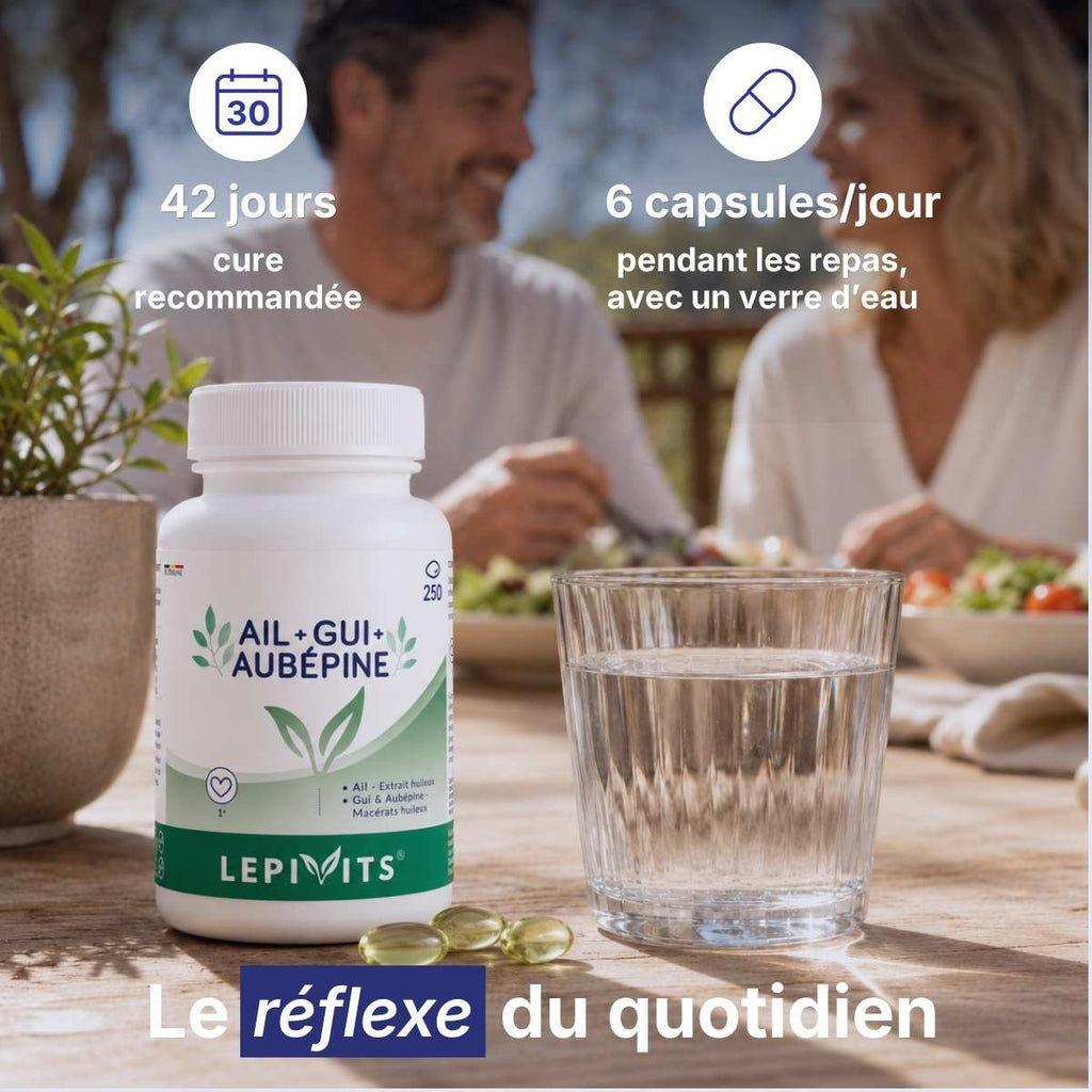 Flacon Ail-gui-aubépine Lepivits sur table avec verre d'eau, posologie 6 capsules par jour pour une cure de 42 jours. 