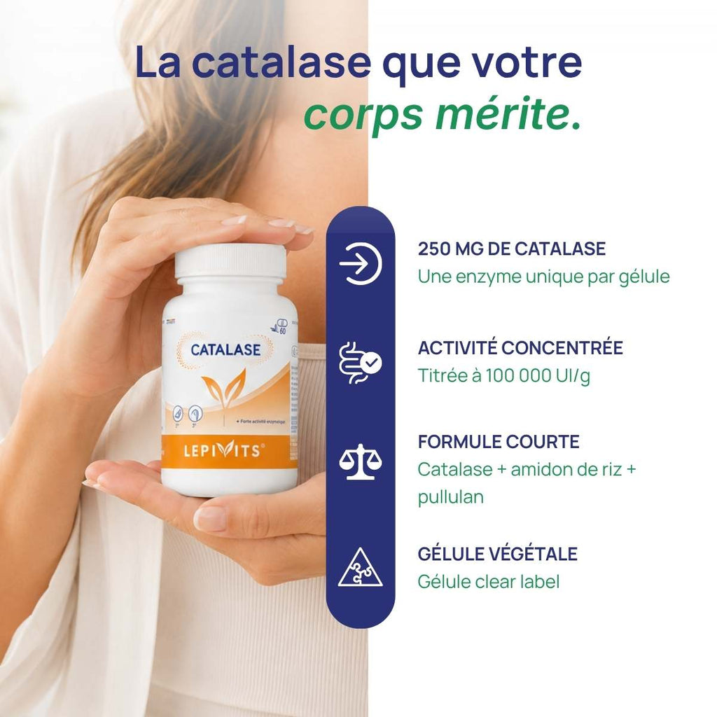 Femme tenant le flacon Catalase Lepivits contre elle