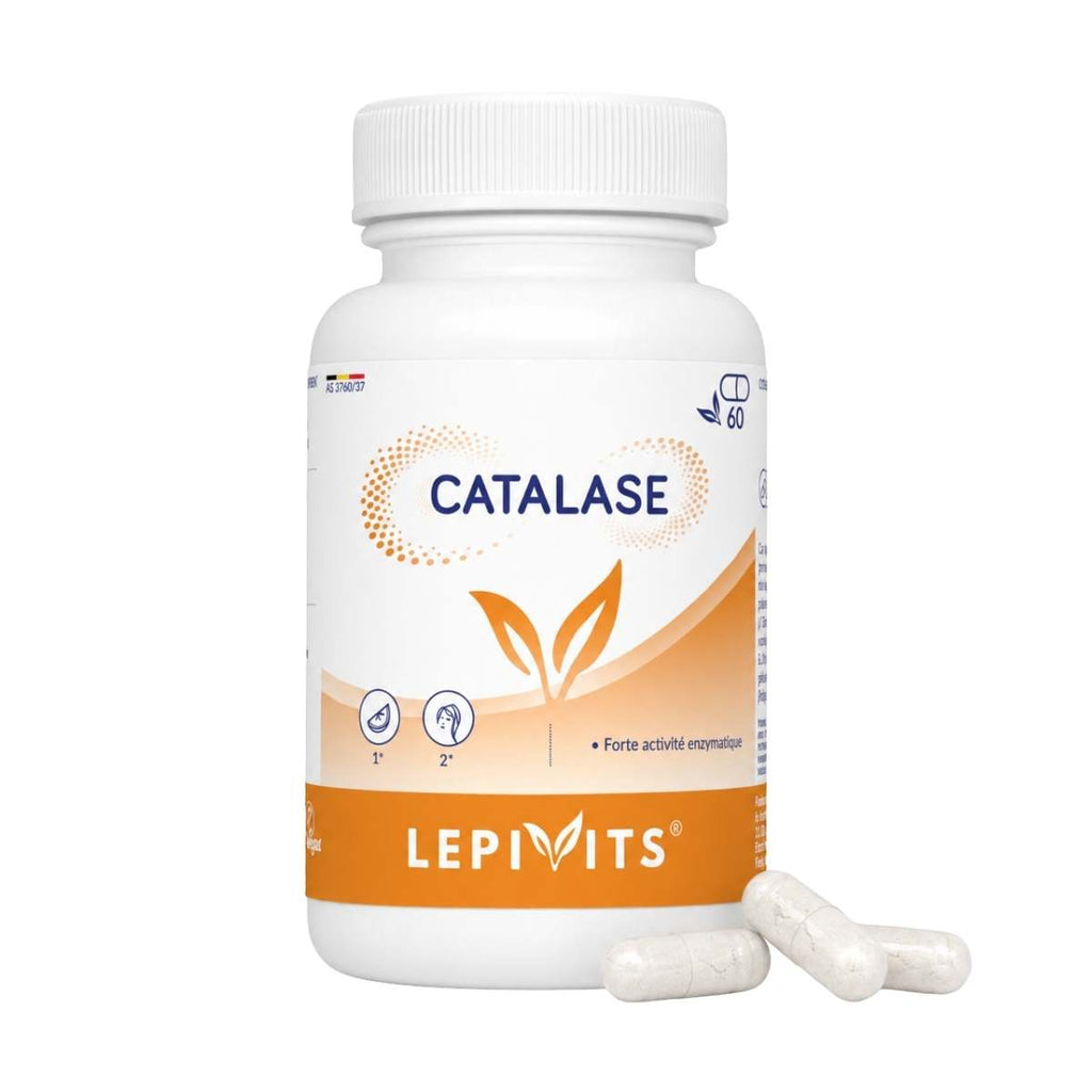 Vue de face du flacon Catalase Lepivits 60 gélules sur fond blanc, avec trois capsules posées devant.