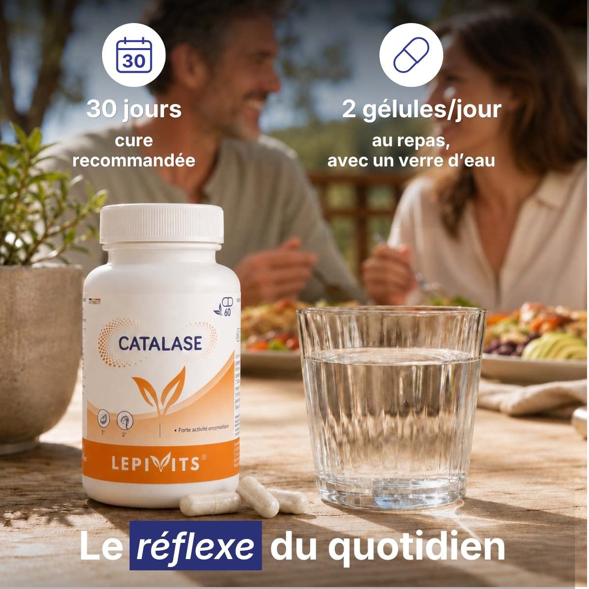 Flacon Catalase Lepivits sur table avec verre d'eau, posologie 2 gélules par jour pour une cure de 30 jours. 