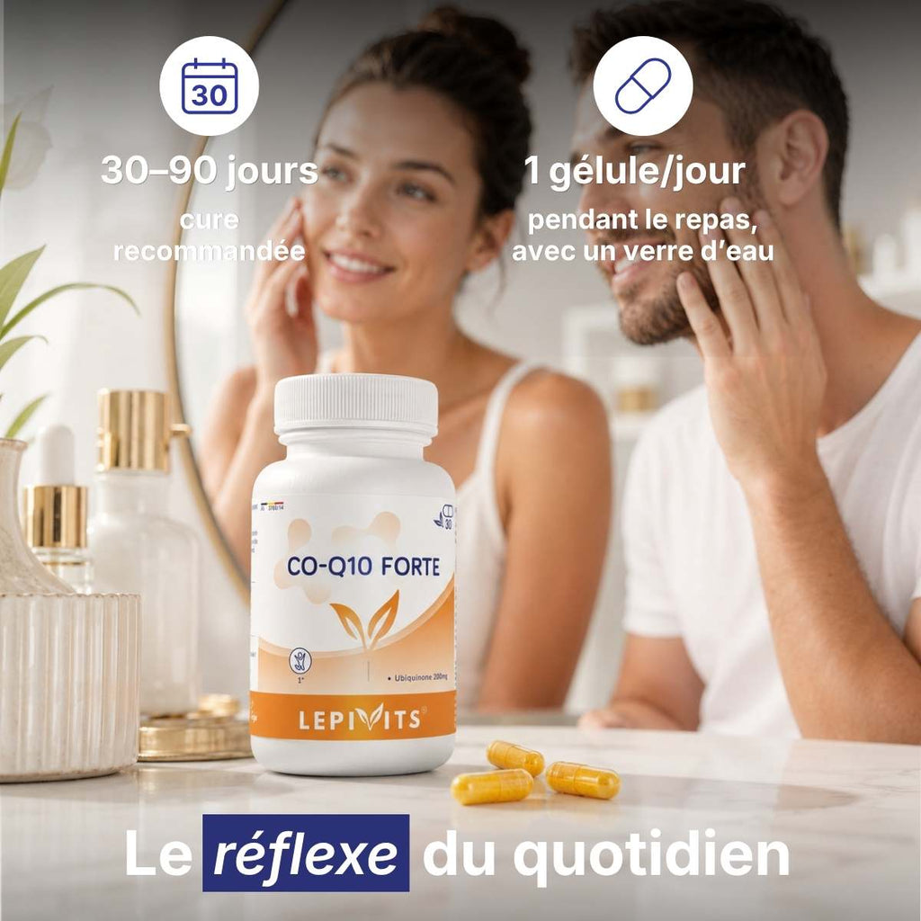 Flacon CO-Q10 Forte Lepivits sur table avec verre d'eau, posologie 1 gélule par jour pour une cure de 30-90 jours. 