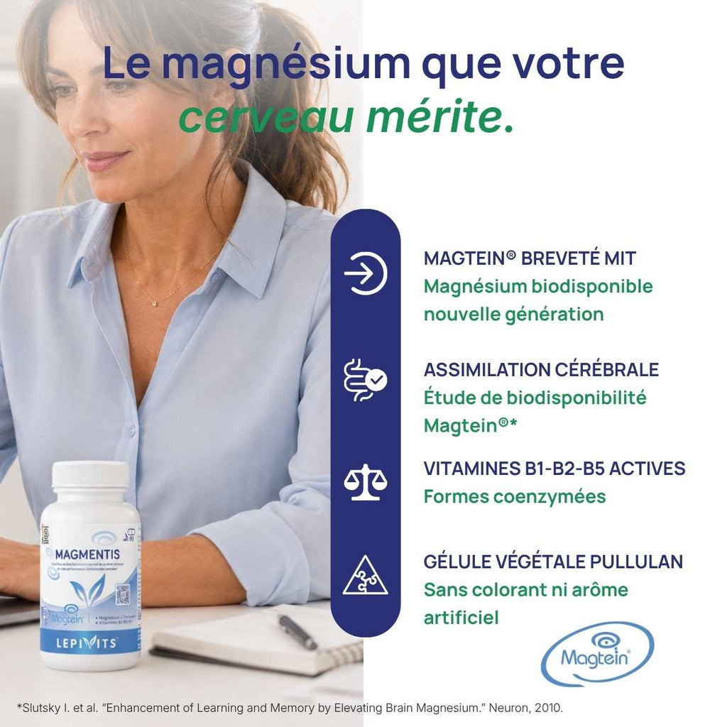 Femme tenant le flacon Magmentis Lepivits sur son bureau