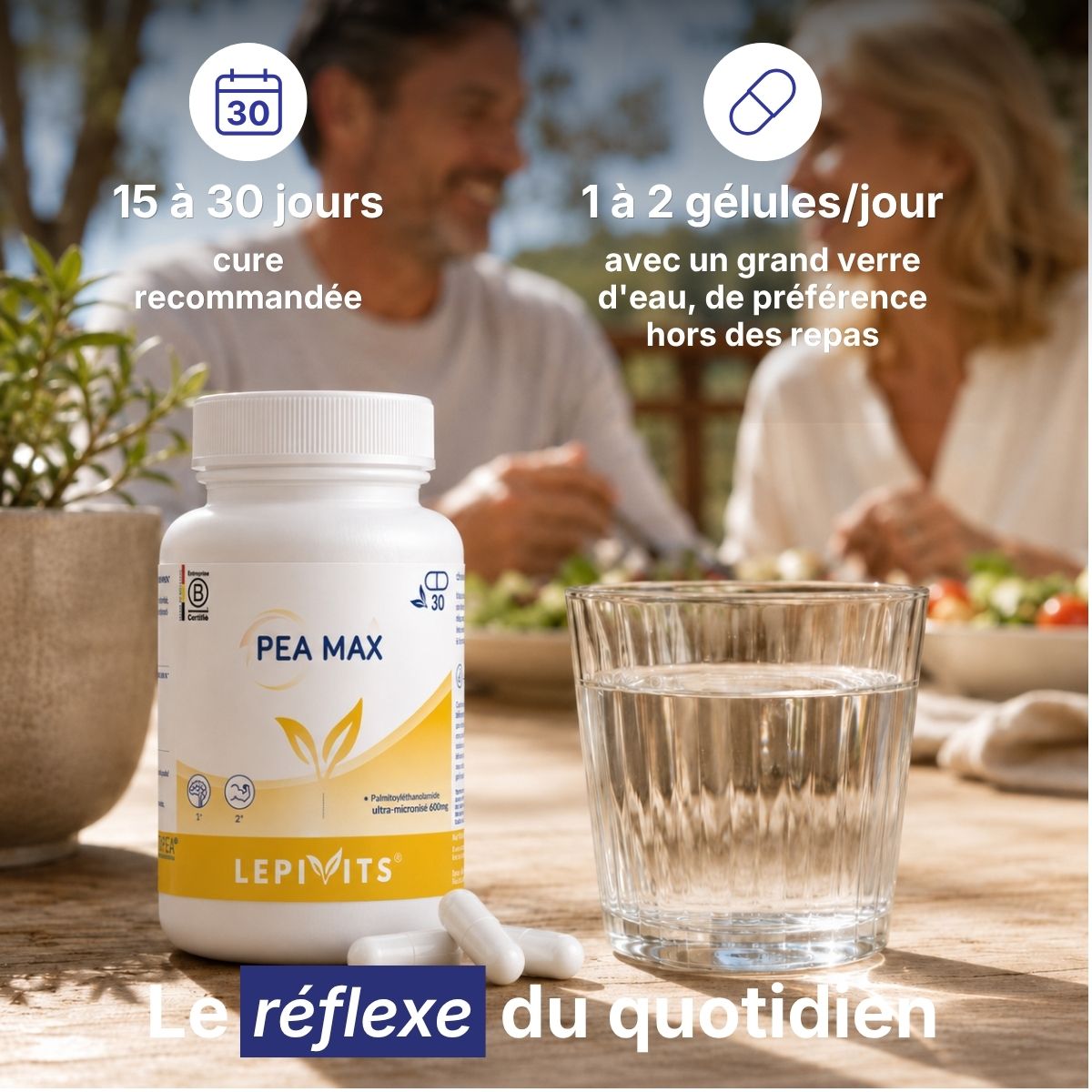 Flacon PEA Max Lepivits sur table avec verre d'eau, posologie 1 à 2 gélules par jour pour une cure de 15 à 30 jours. 