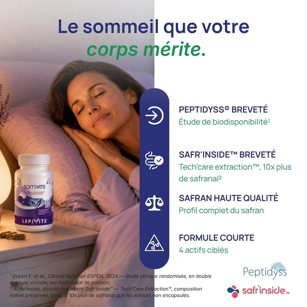 Femme tenant le flacon Somivits Lepivits sur sa table de nuit.
