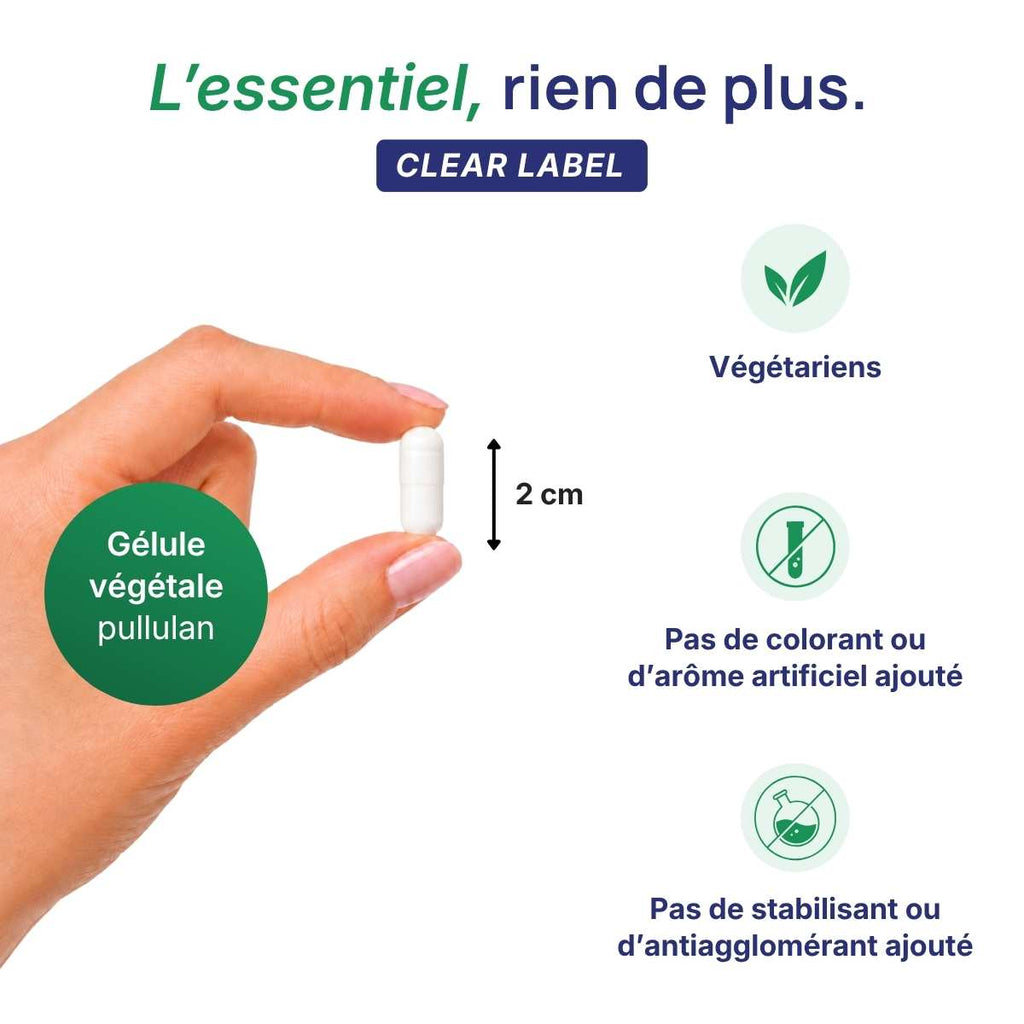 Main tenant une gélule végétale Super D3+K2 Lepivits en pullulan de 2 cm, formule clear label sans colorant ni additif, végétariens.