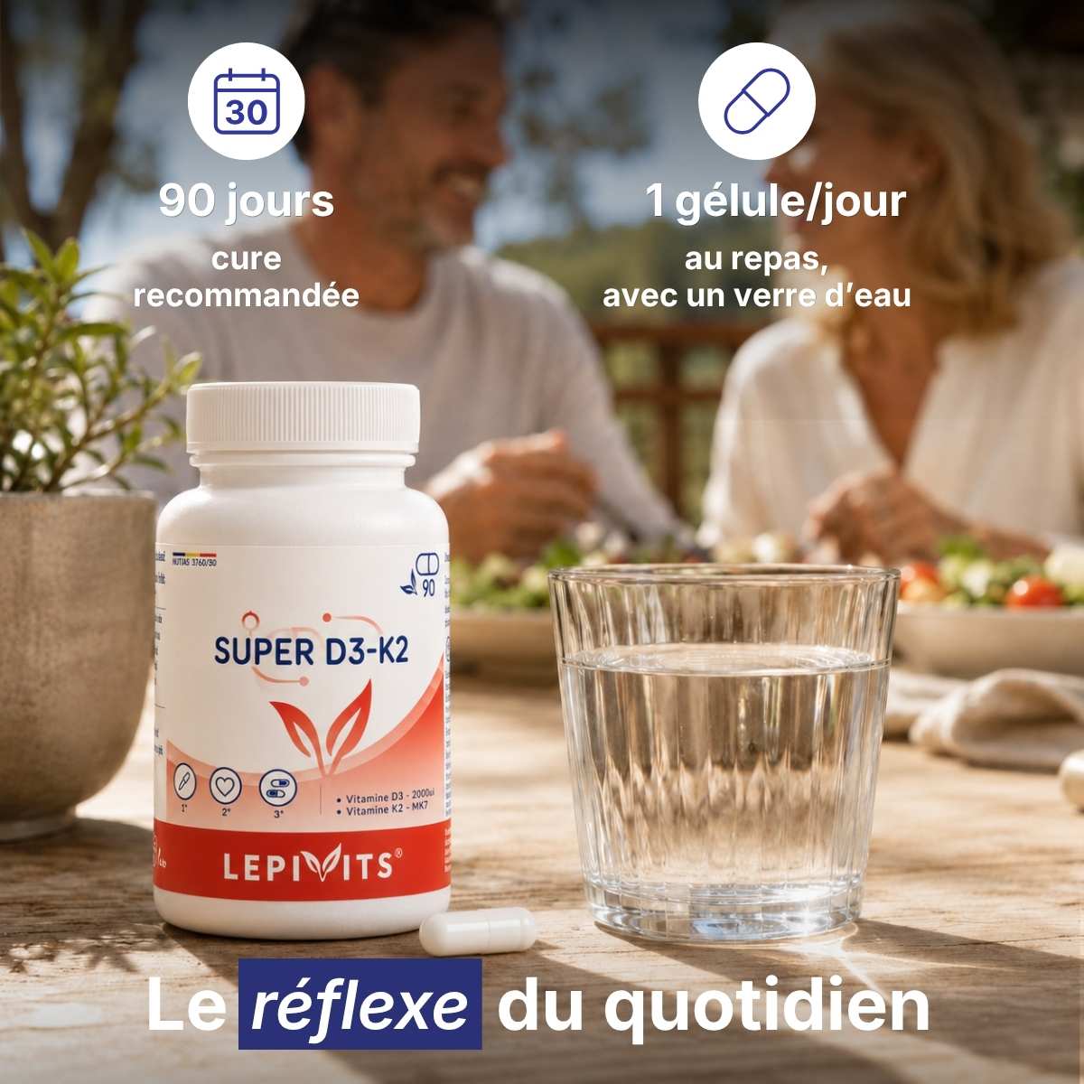 Flacon Super D3+K2 Lepivits sur table avec verre d'eau, posologie 1 gélule par jour pour une cure de 90 jours. 
