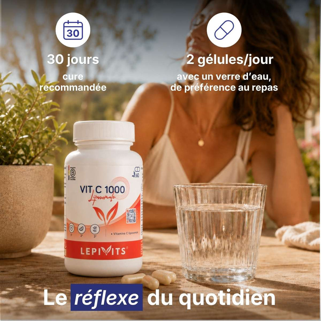Flacon Vit C 1000 liposomale Lepivits sur table avec verre d'eau, posologie 2 gélules par jour pour une cure de 30 jours. 