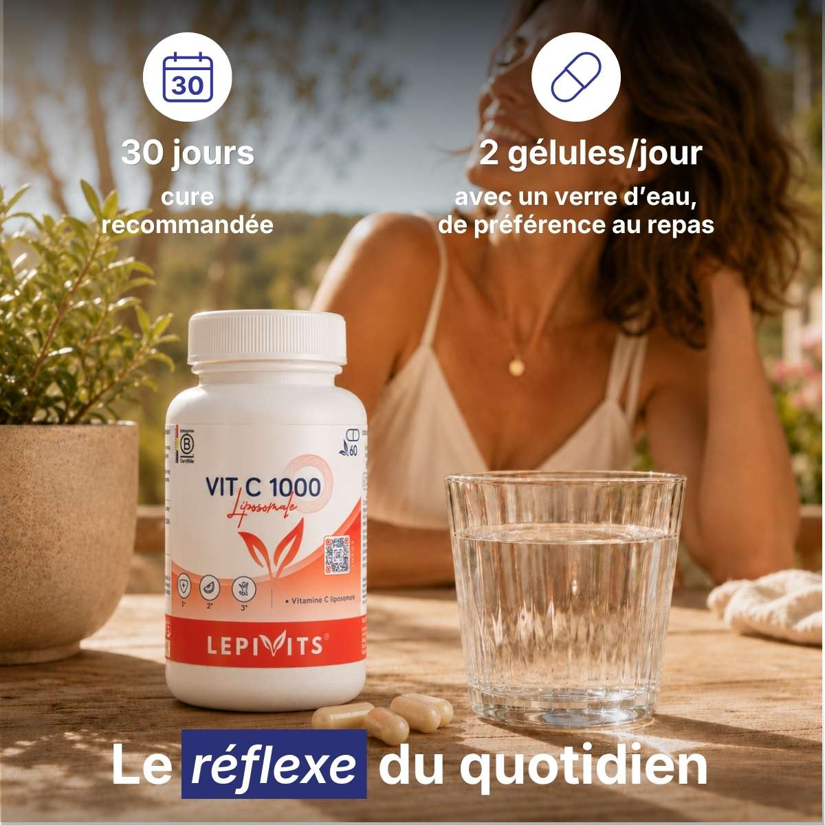 Flacon Vit C 1000 liposomale Lepivits sur table avec verre d'eau, posologie 2 gélules par jour pour une cure de 30 jours. 
