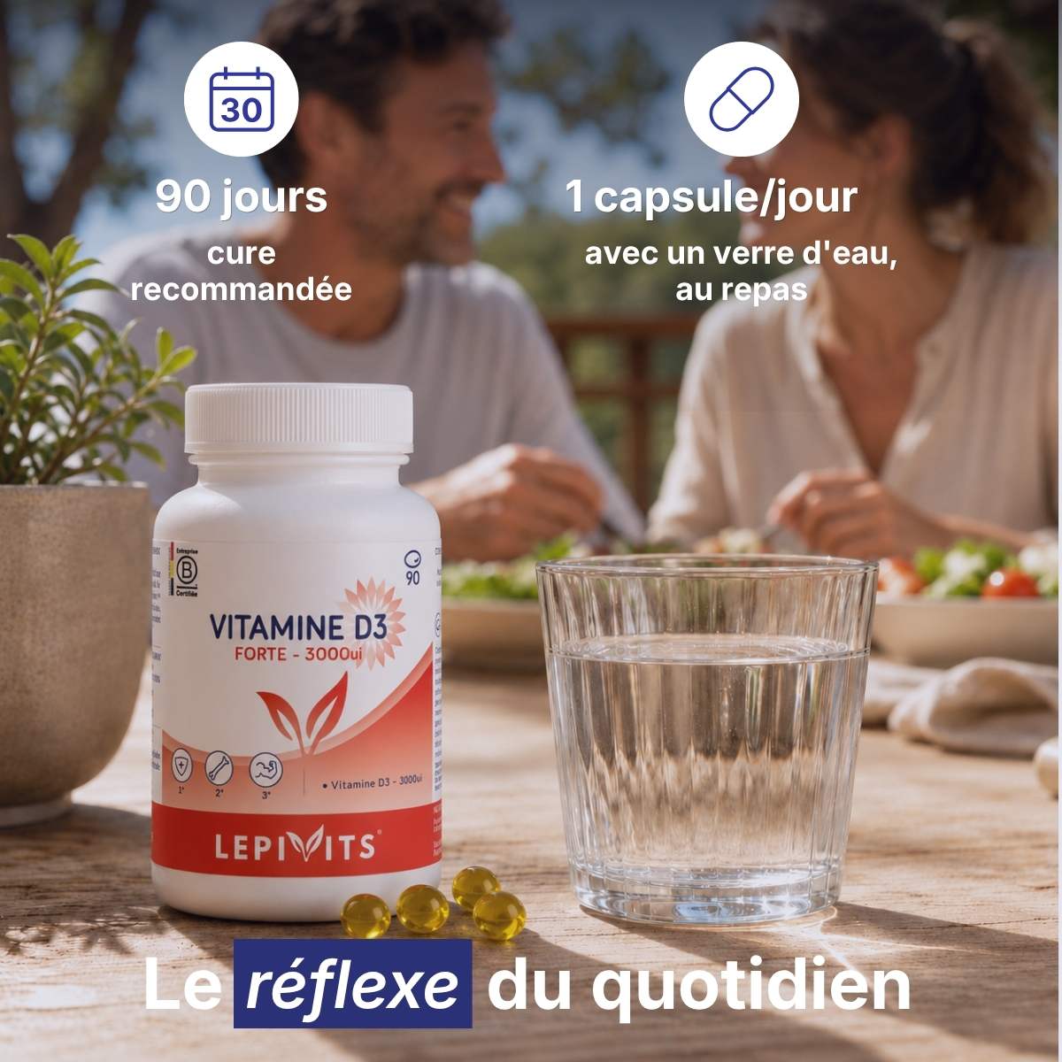 Flacon Vitamine D3 Forte 3000UI Lepivits sur table avec verre d'eau, posologie 1 capsule par jour pour une cure de 90 jours. 