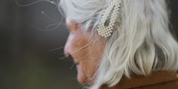 Cheveux blancs et stress oxydatif : quel est le rôle des enzymes ?